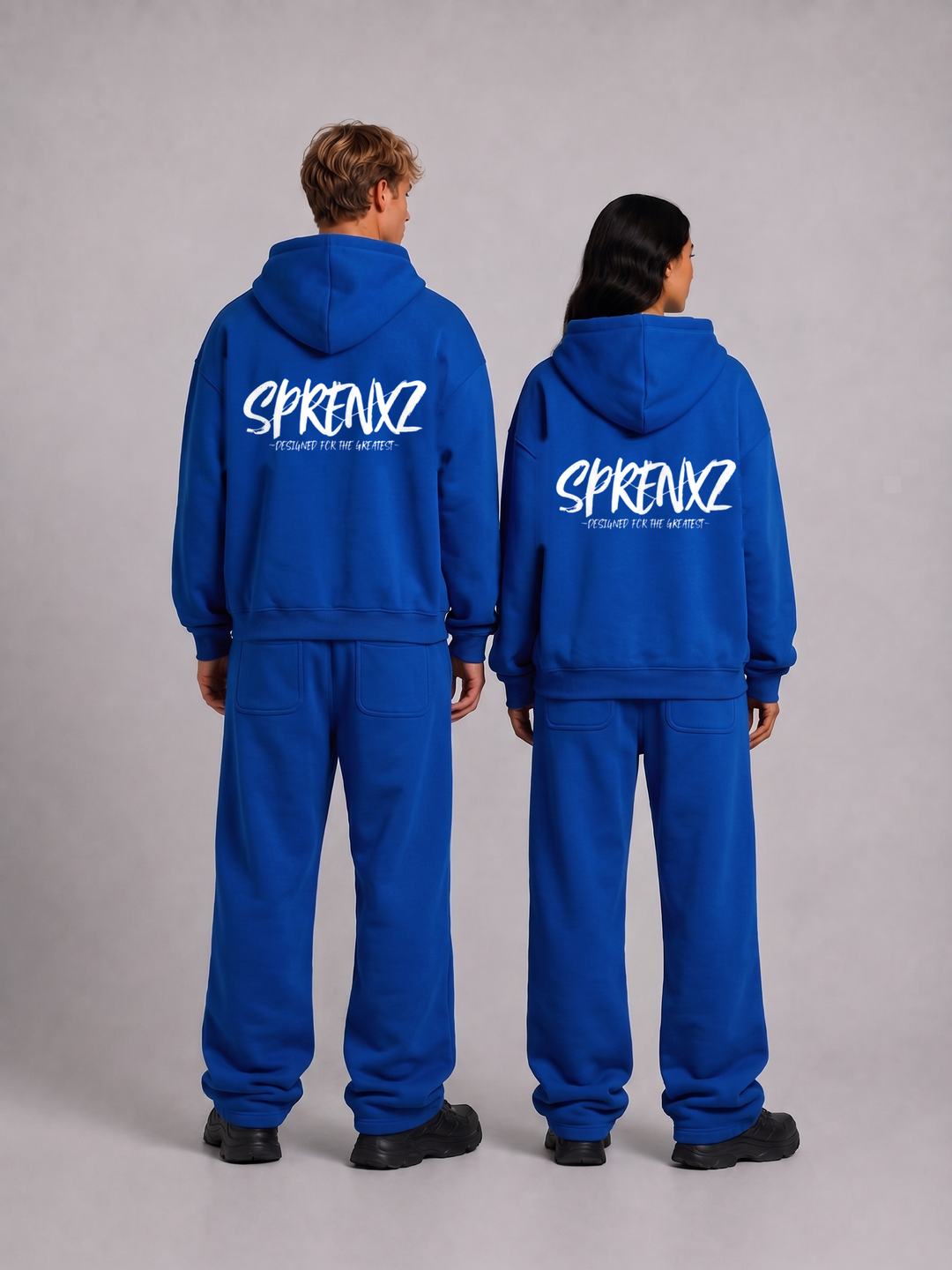 Blauw/wit oversized tracksuit gedragen door modellen - achterkant
