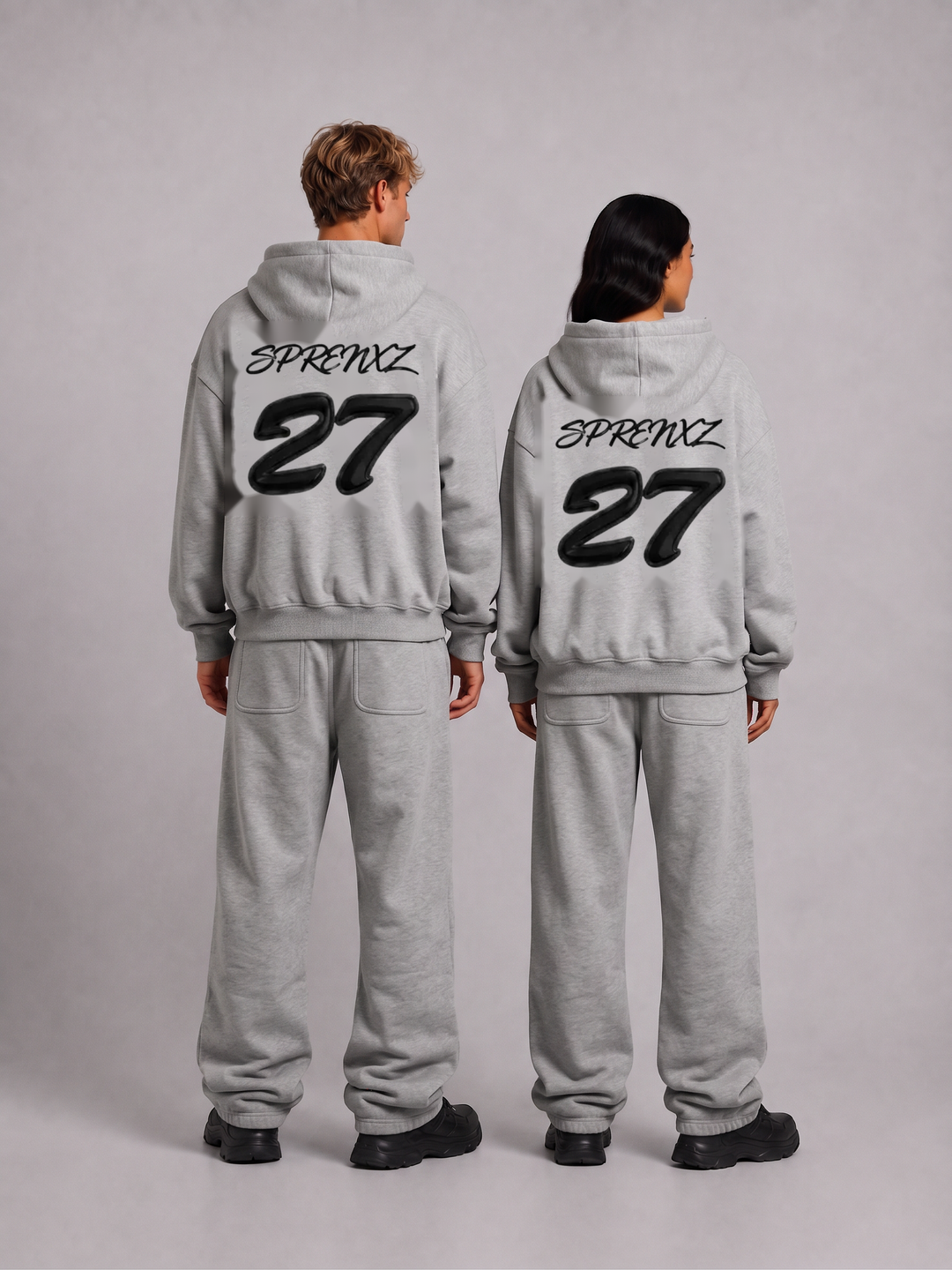 SPX 27 grijs/wit oversized tracksuit gedragen door modellen - achterkant