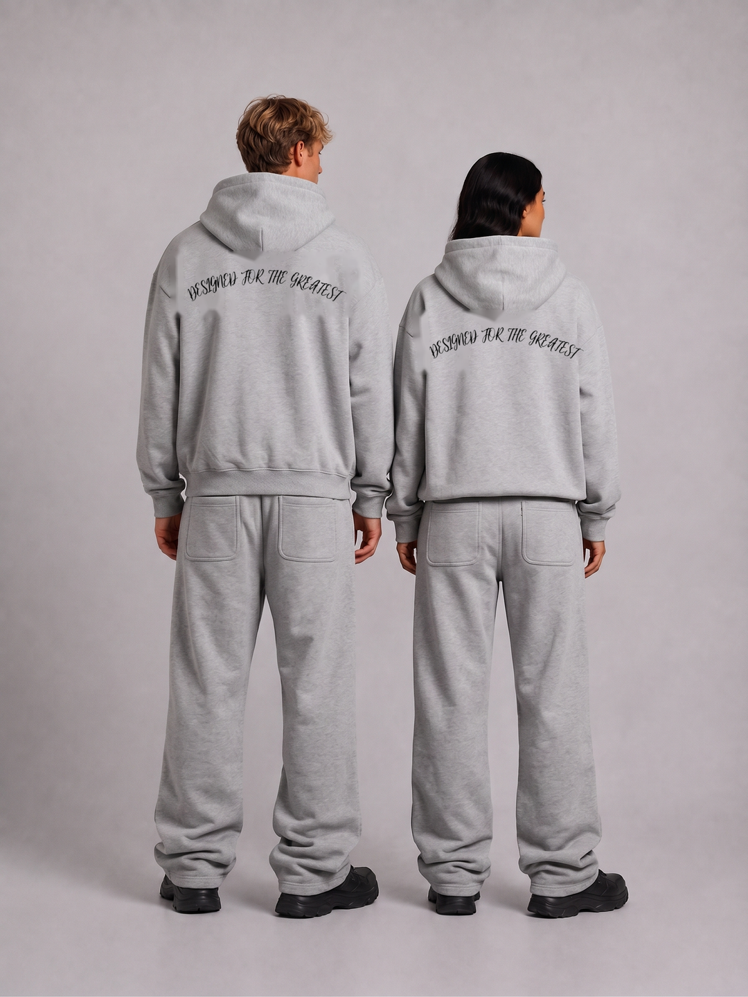 SPX grijs/wit oversized tracksuit gedragen door modellen - achterkant