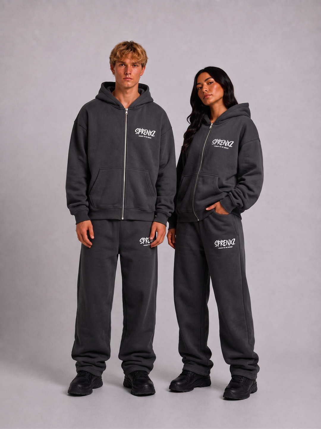 Night grey oversized tracksuit gedragen door modellen - voorkant