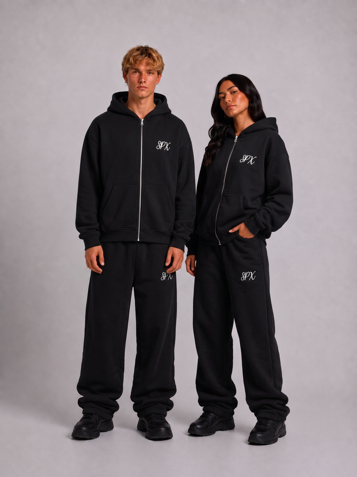 SPX zwart/wit oversized tracksuit gedragen door modellen - voorkant