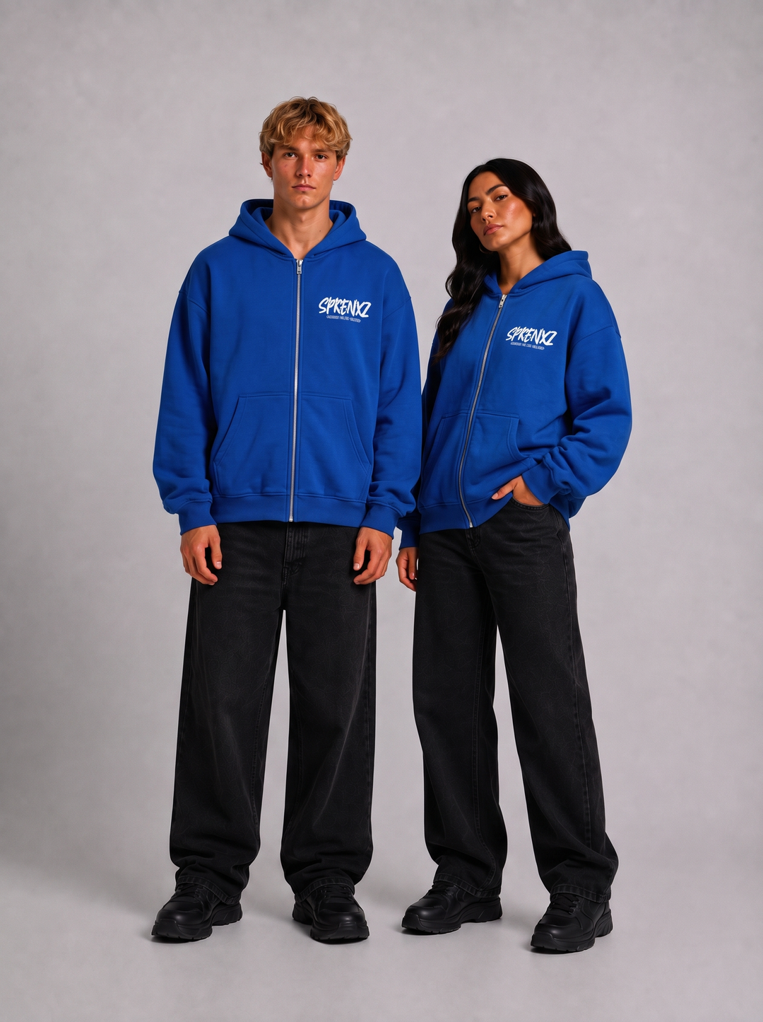 Blauwe zip-up hoodie gedragen door modellen - voorkant