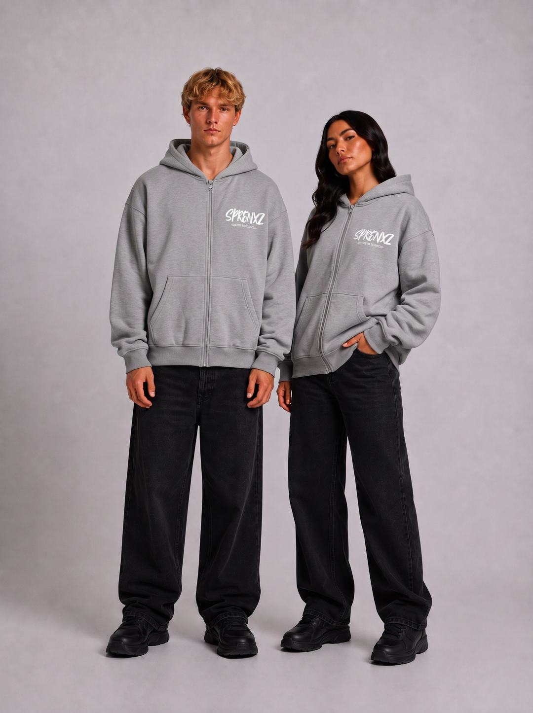 Light grey zip-up hoodie gedragen door modellen - voorkant