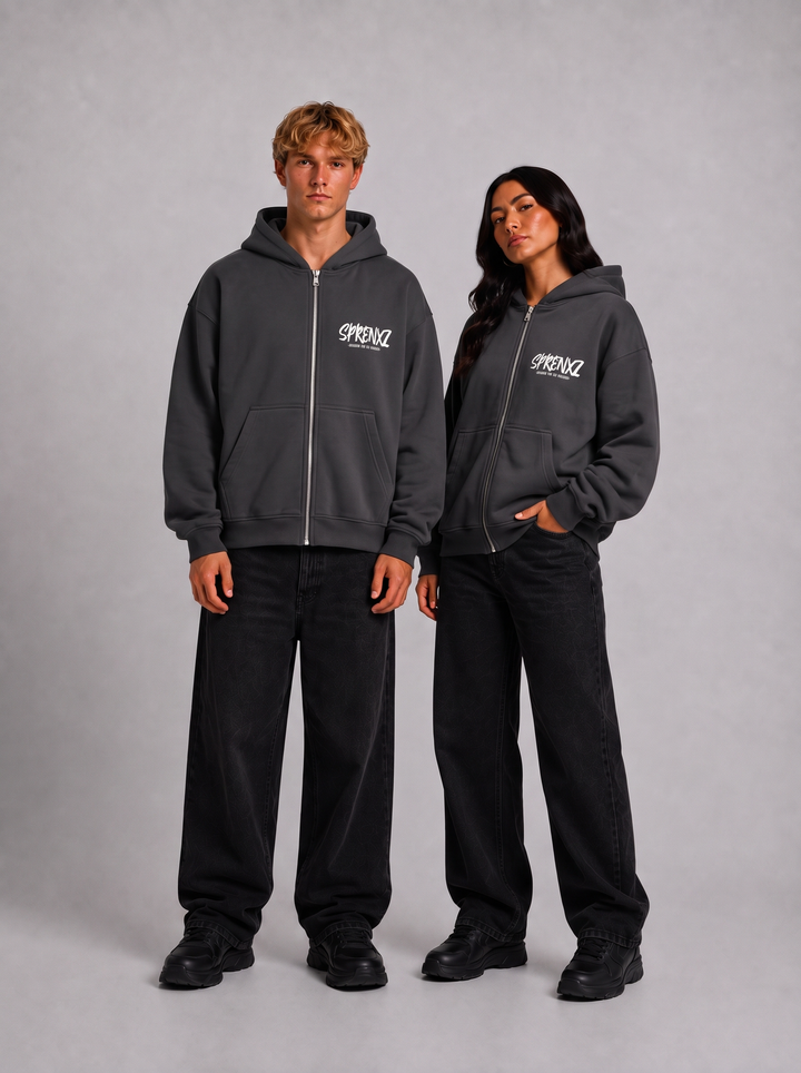 Dark grey zip-up hoodie gedragen door modellen - voorkant