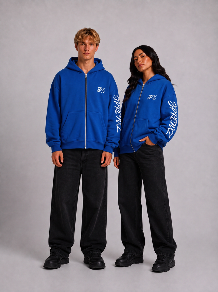 27 blue zip-up hoodie gedragen door modellen - voorkant