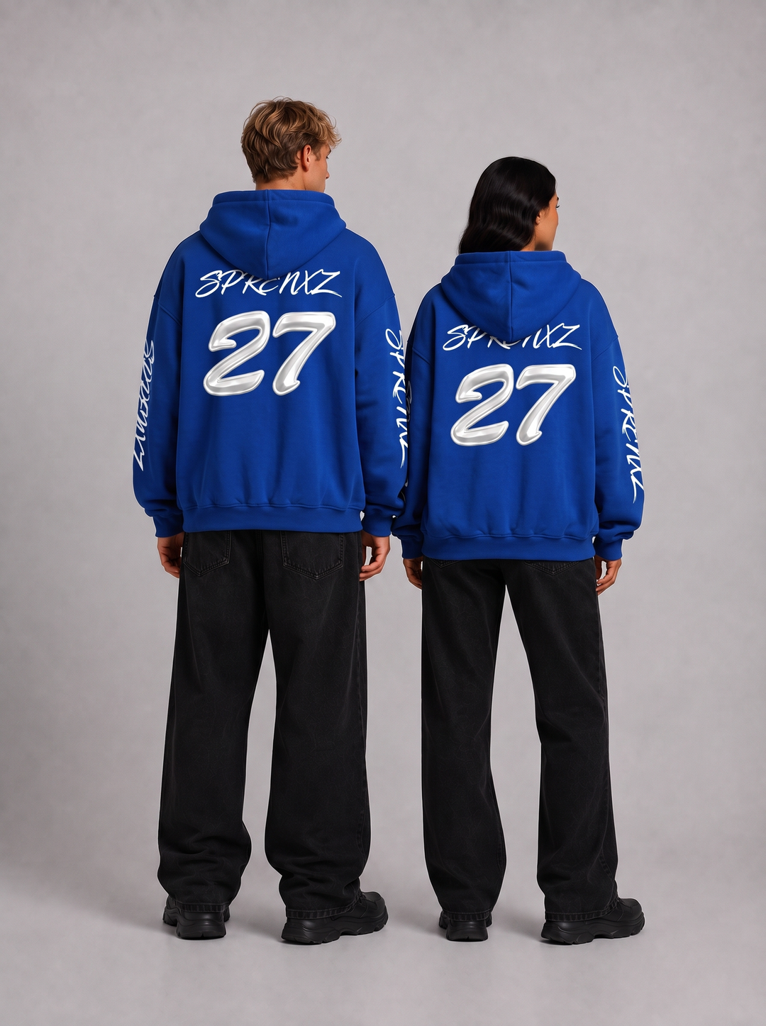 27 blue zip-up hoodie gedragen door modellen - achterkant