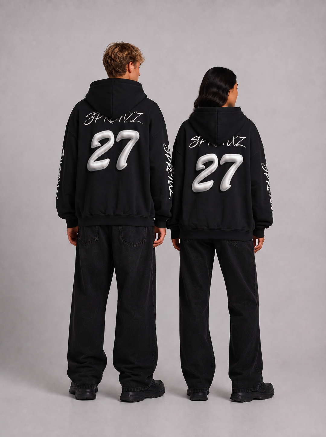 27 black zip-up hoodie gedragen door modellen - achterkant