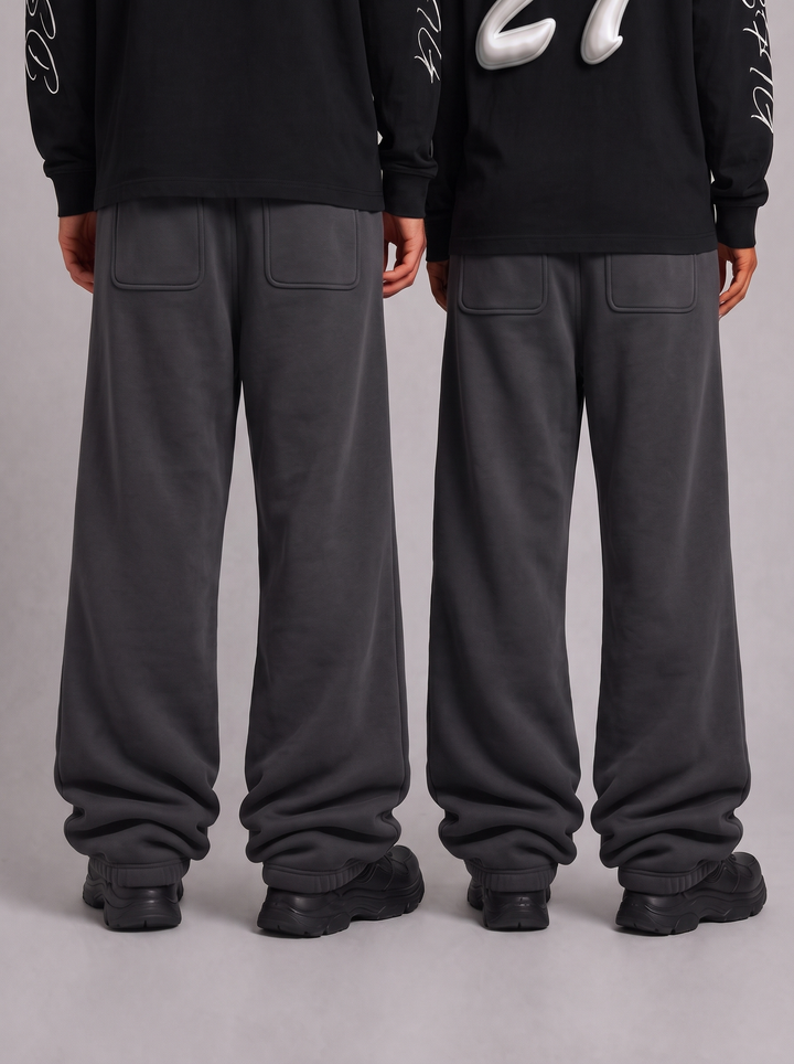 Dark grey oversized jogger gedragen - achterkant