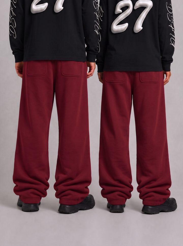 Bordeaux red oversized jogger gedragen - achterkant