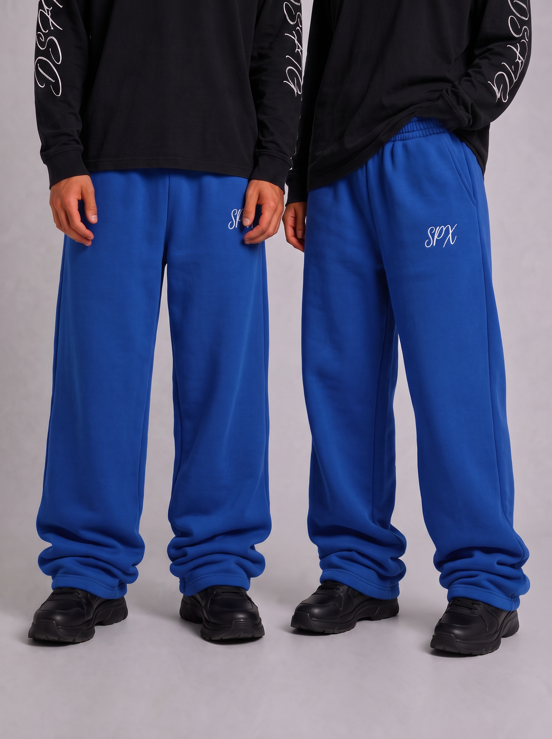SPX blauwe oversized jogger gedragen - voorkant