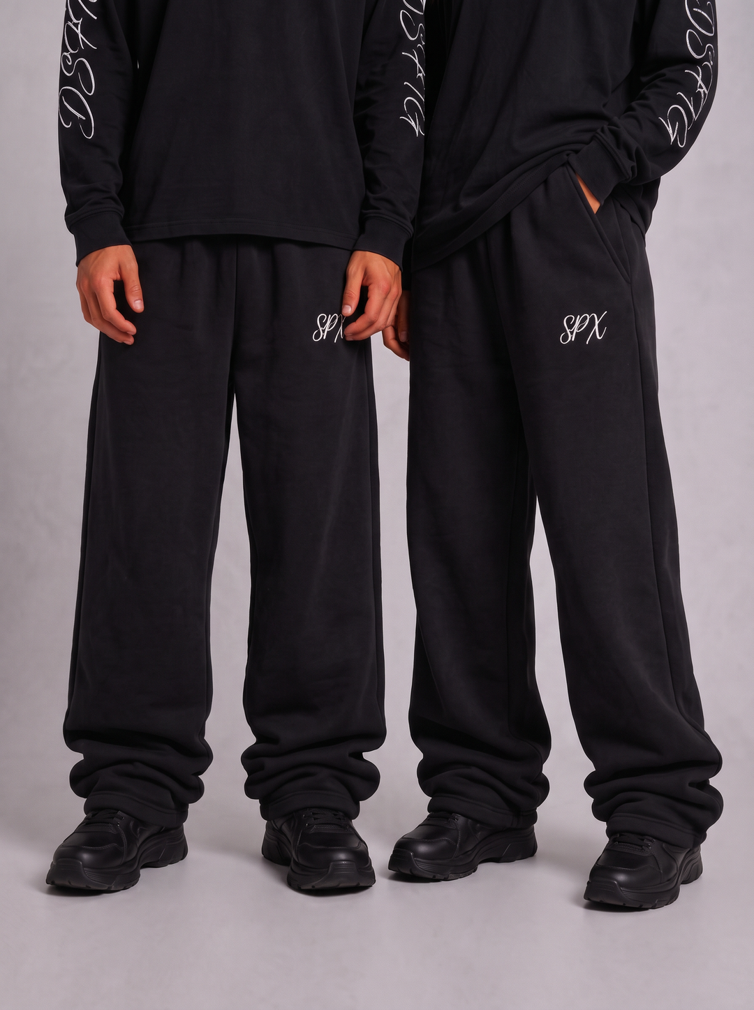 SPX zwarte oversized jogger gedragen - voorkant